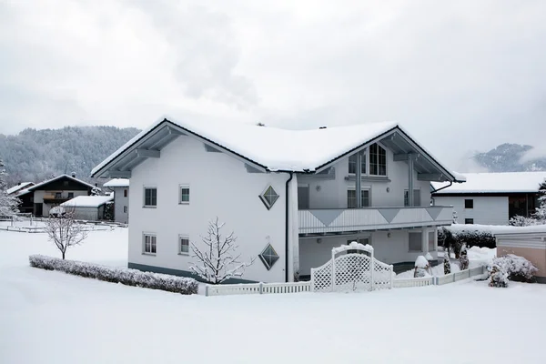 Casa entre os Alpes Fotos De Bancos De Imagens