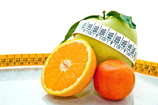 Naranja, manzanas y mandarina medidos por cinta métrica — Foto de Stock