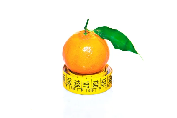 Laranja, maçãs e mandarina medidos por medidor de fita — Fotografia de Stock