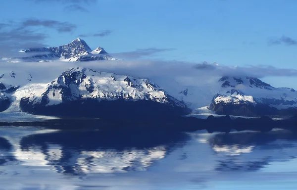 Mountain reflected in late — Stock Photo, Image