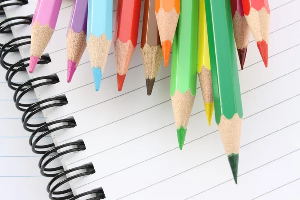 Lápices y cuadernos de colores —  Fotos de Stock