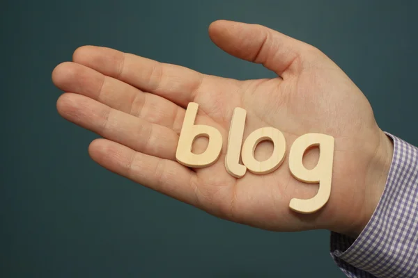 Blogg i en hand — Stockfoto