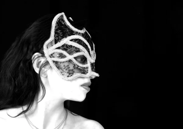 Девушка в маске — стоковое фото