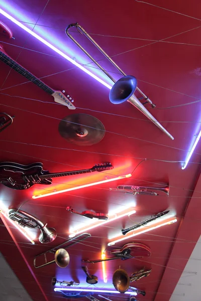 Le plafond est décoré avec des instruments de musique — Photo