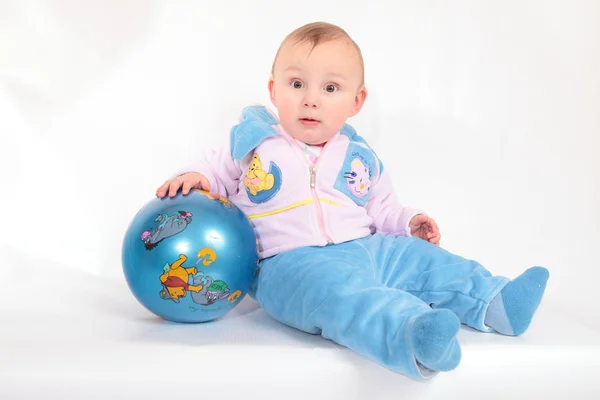 Niño con una pelota —  Fotos de Stock