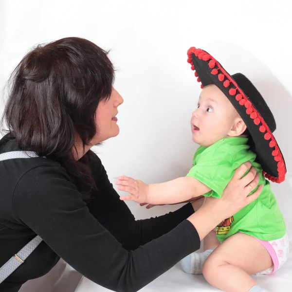 妇女抱着婴儿在一顶帽子 — 图库照片