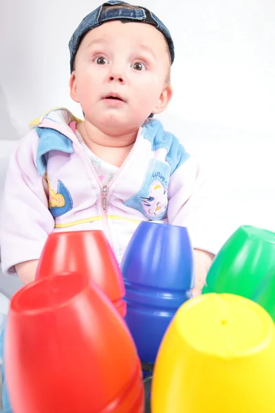 Bambino gioca con giocattoli luminosi — Foto Stock