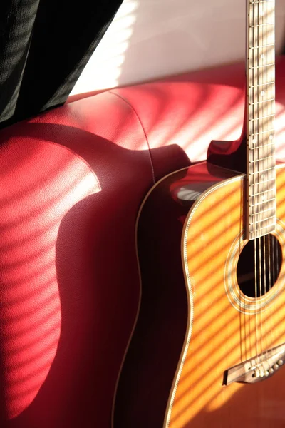 Guitar is on ozhdanii muzkanta wonderful — Stock Photo, Image