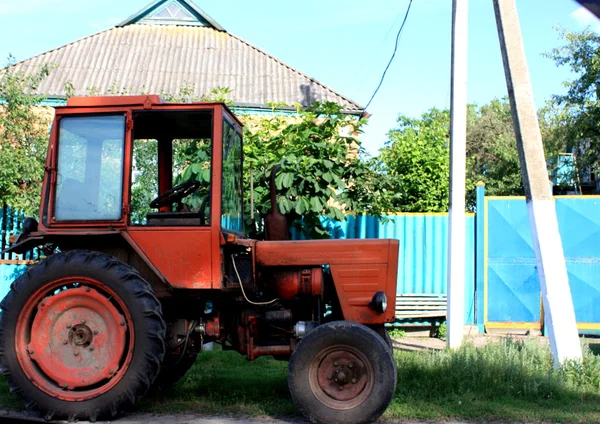 Traktor im Dorf — Stockfoto