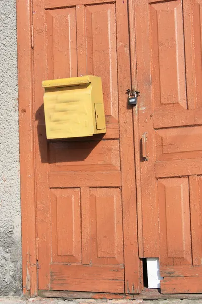 Sárga doboz régi ajtók — Stock Fotó