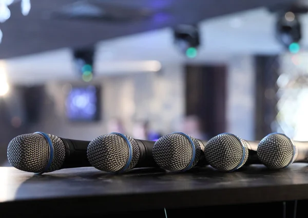 Five microphones on the table — Stock Photo, Image