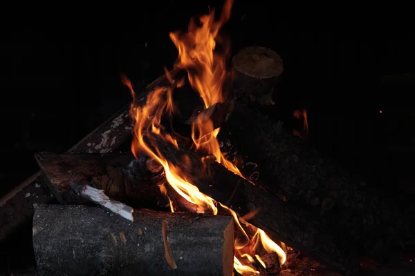 Fuego, leña ardiendo en la chimenea — Foto de Stock