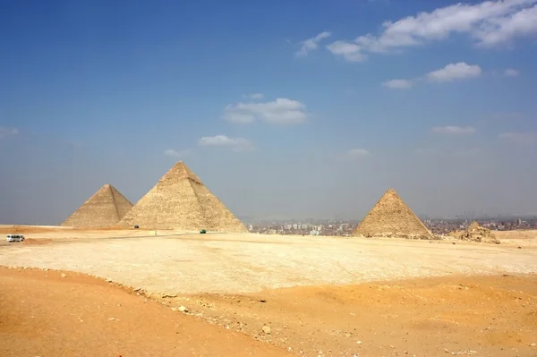 Antiche piramidi nel deserto d'Egitto — Foto Stock