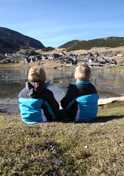 çocuklar göl üzerinde seyrediyor