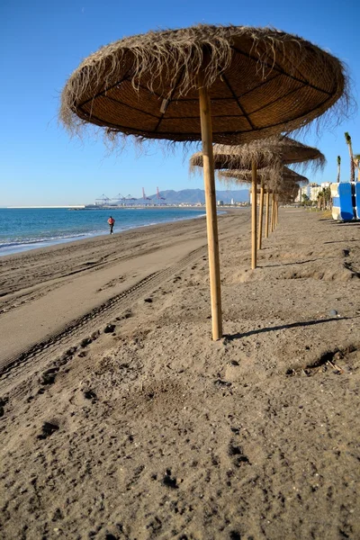 Parasole na plaży z widokiem na morze — Zdjęcie stockowe