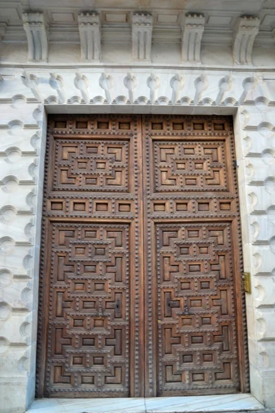 Grandes portas do palácio — Fotografia de Stock
