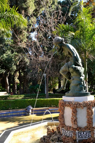 Mulheres com estátua de água no parque Málaga — Fotografia de Stock