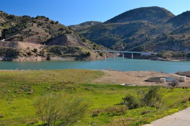 anayola Malaga bölgesindeki bir göl manzarası