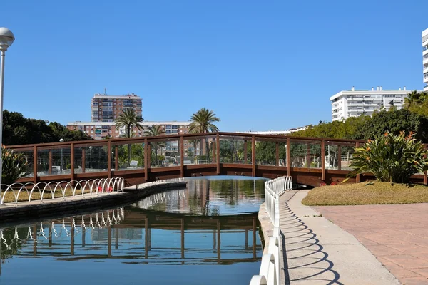 Un puente sobre un lago en el centro de Malaga — Foto de Stock