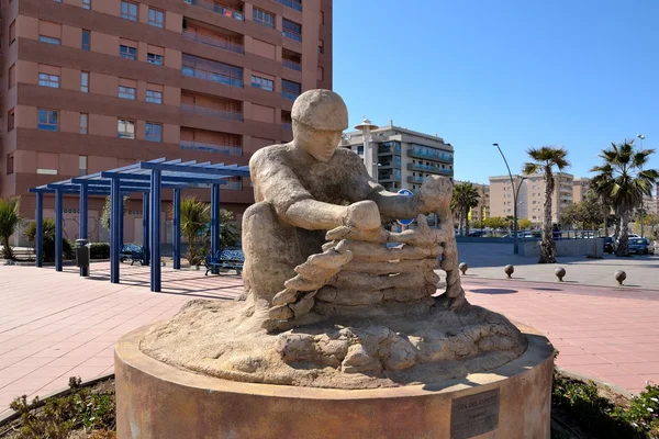 Statue d'un travailleur travaillant avec des briques — Photo
