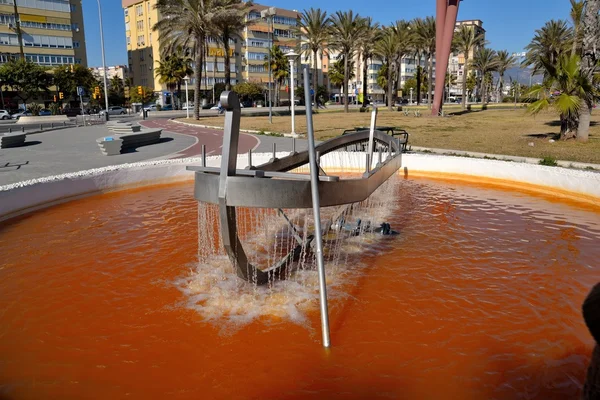 Bir tekne portakal suyu dökerek bir çeşme — Stok fotoğraf