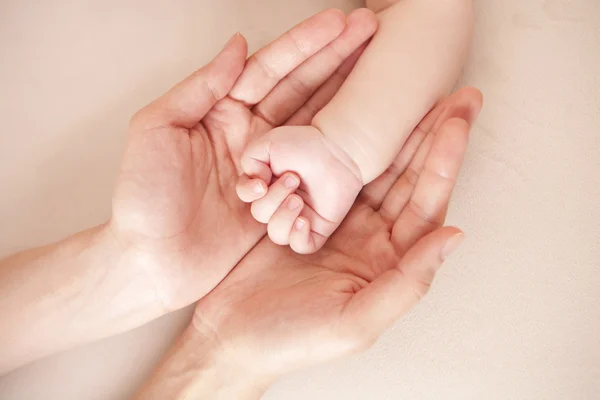 Mano de bebé en la palma de la madre — Foto de Stock