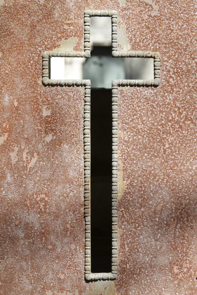 Croix. Ouverture en forme de croix sur une porte. — Stock fotografie