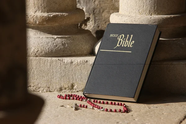 Bible. Chapelet. Rosaire. — Stock Photo, Image