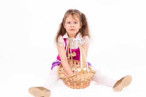 Menina bonita com uma cesta — Fotografia de Stock