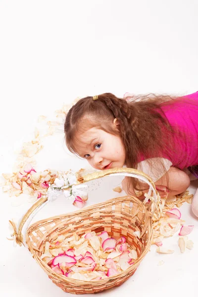 Vacker liten flicka med en korg — Stockfoto