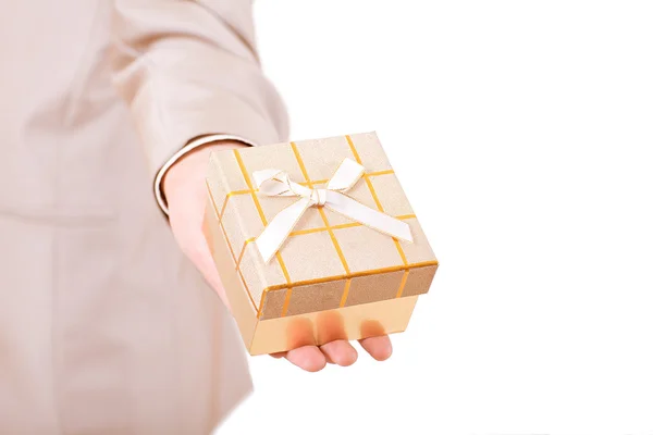 Hand ausgestreckt mit einer Geschenkbox — Stockfoto