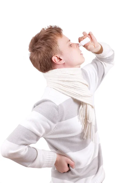 Malato giovane prendendo naso gocce — Foto Stock