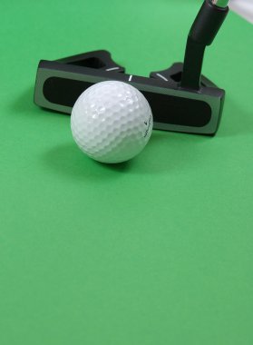 Golf sopasıyla topu yeşil