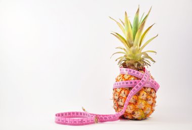 ölçme üzerinde beyaz izole bant ile ananas