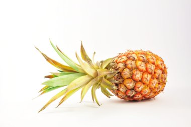 Beyaz üzerine izole edilmiş ananas