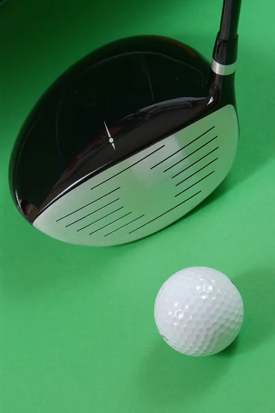 Golf club met bal op groen — Stockfoto