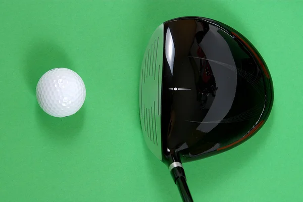 Golfschläger mit Ball auf Grün — Stockfoto