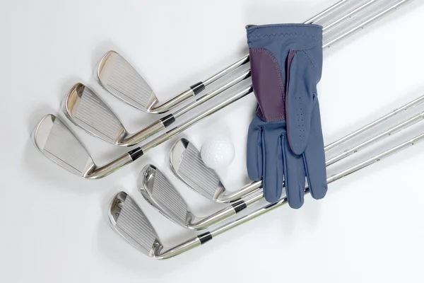 Golf clubs met bal en handschoen — Stockfoto
