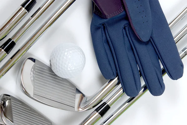 Clubes de golf con pelota y guante — Foto de Stock