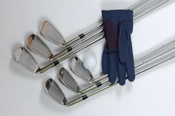 Clubes de golfe com bola e luva — Fotografia de Stock