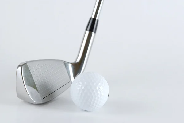 Golfboll med golfklubba — Stockfoto