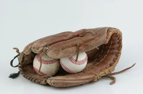 Beyaz arka plan üzerinde izole beyzbol eldiveni — Stok fotoğraf