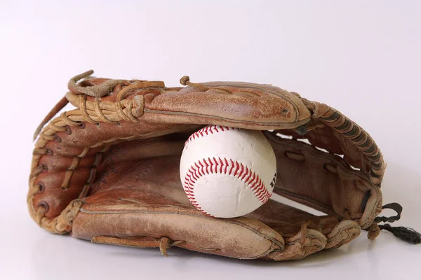 Mănușă de baseball izolată pe fundal alb — Fotografie, imagine de stoc