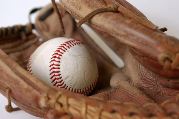 Luva de beisebol isolada no fundo branco — Fotografia de Stock