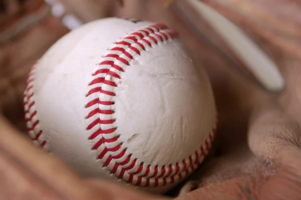 Бейсбольная перчатка на белом фоне — стоковое фото