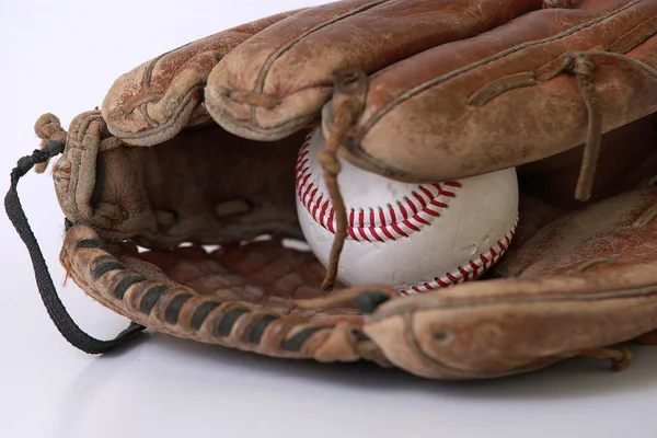 在白色背景上孤立的棒球手套 — 图库照片