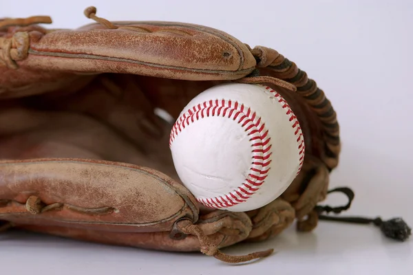 Бейсбол в рукавиці ізольований на білому тлі — стокове фото