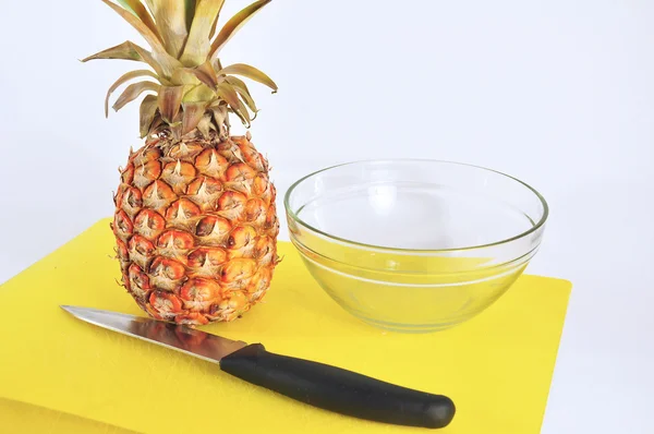 Ananas geïsoleerd op witte achtergrond — Stockfoto