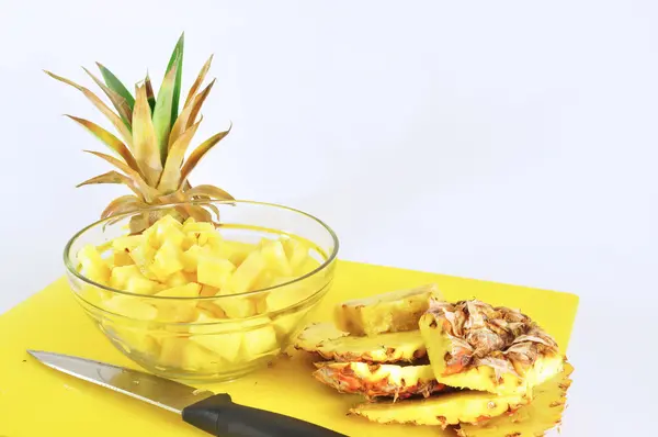Ananas isoliert auf weißem Hintergrund — Stockfoto