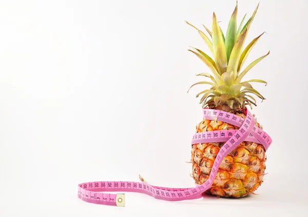 Ananas mit Maßband isoliert auf weiß — Stockfoto